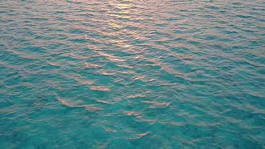 蓝色环礁湖和白色沙滩的背景是海浪附近的轻松海湾海滩视频的预览图