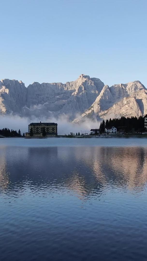 天然湖泊密苏里那湖无人机飞越阿尔卑斯山全景视频视频的预览图