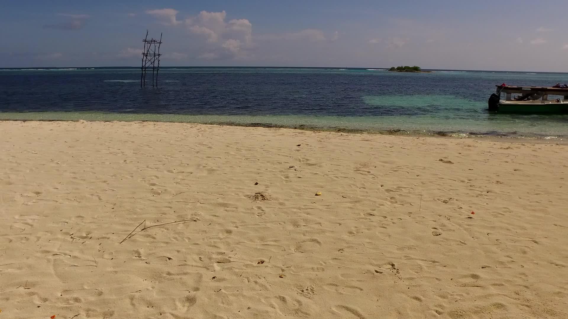环礁湖海滩上阳光明媚的景色在度假胜地附近清晰可见视频的预览图