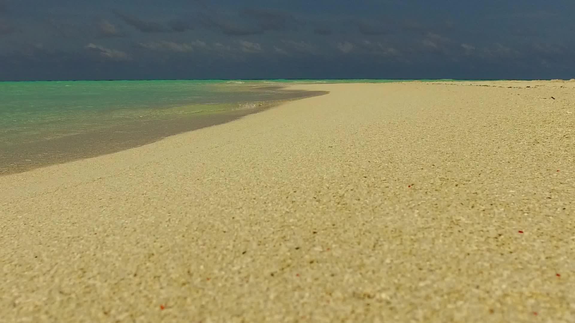 阳光明媚的天空凉爽的海滨海滩冒险蓝色海洋和白色海滩视频的预览图