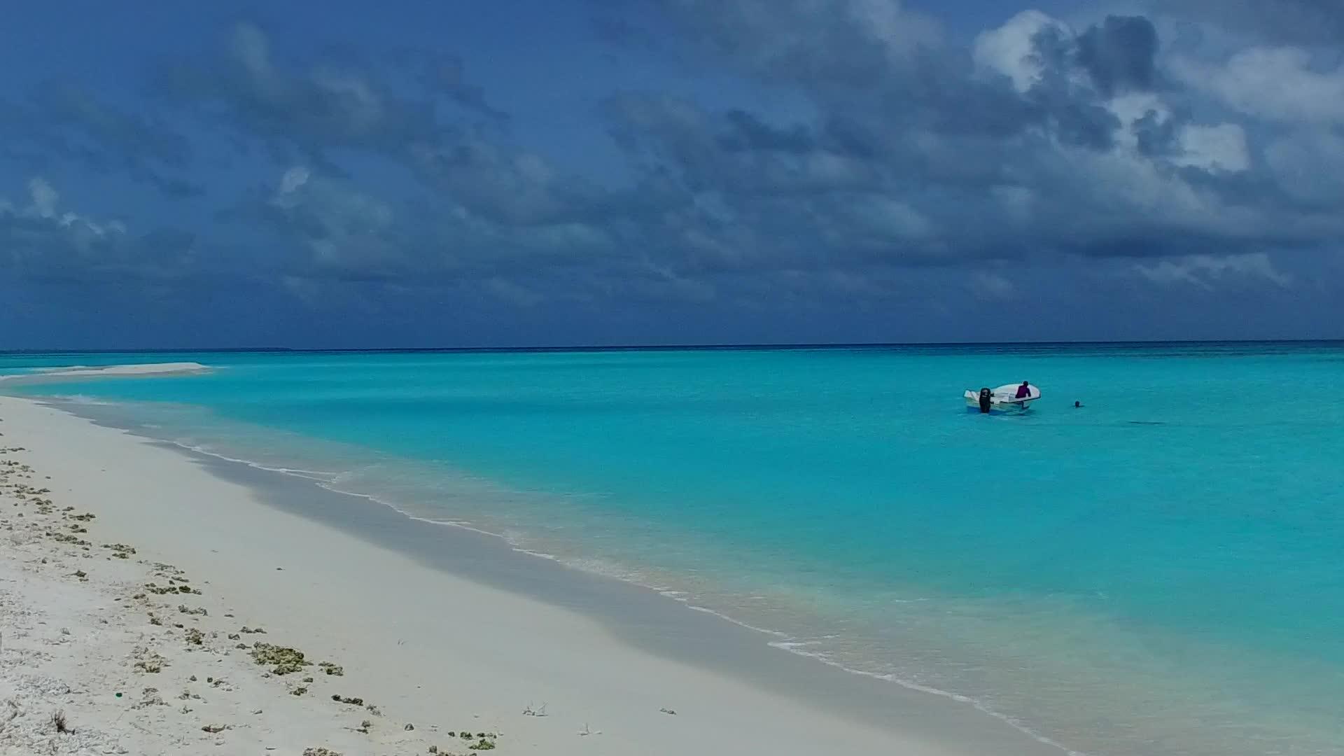 海洋海岸海滩度假以蓝水和白沙为背景靠近珊瑚礁视频的预览图