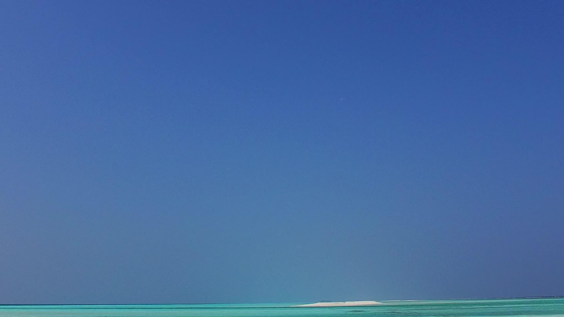松绿海以沙巴附近的白色沙滩为背景以黄石海为冒险之旅视频的预览图