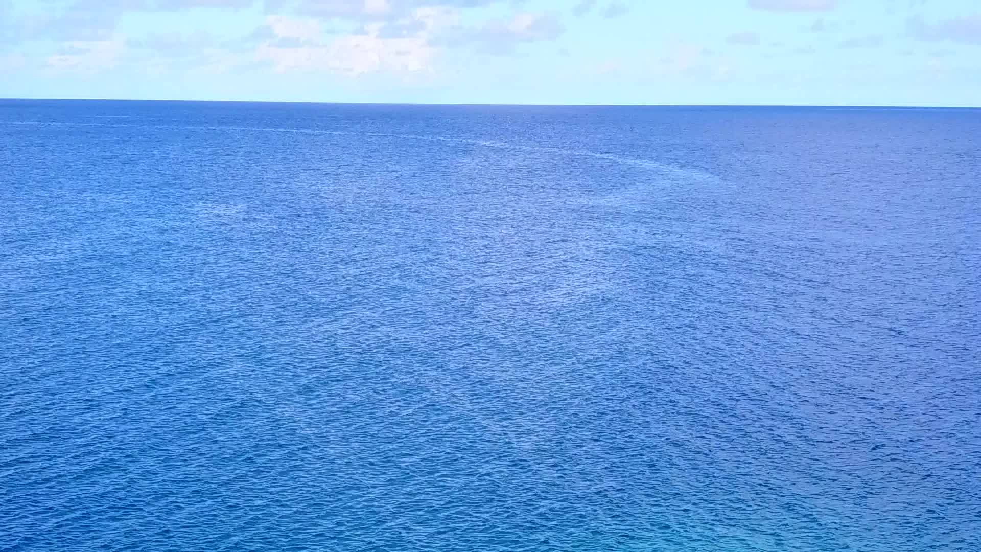 利用透明环礁湖和海滩附近的白沙背景复制美丽的旅游视频的预览图