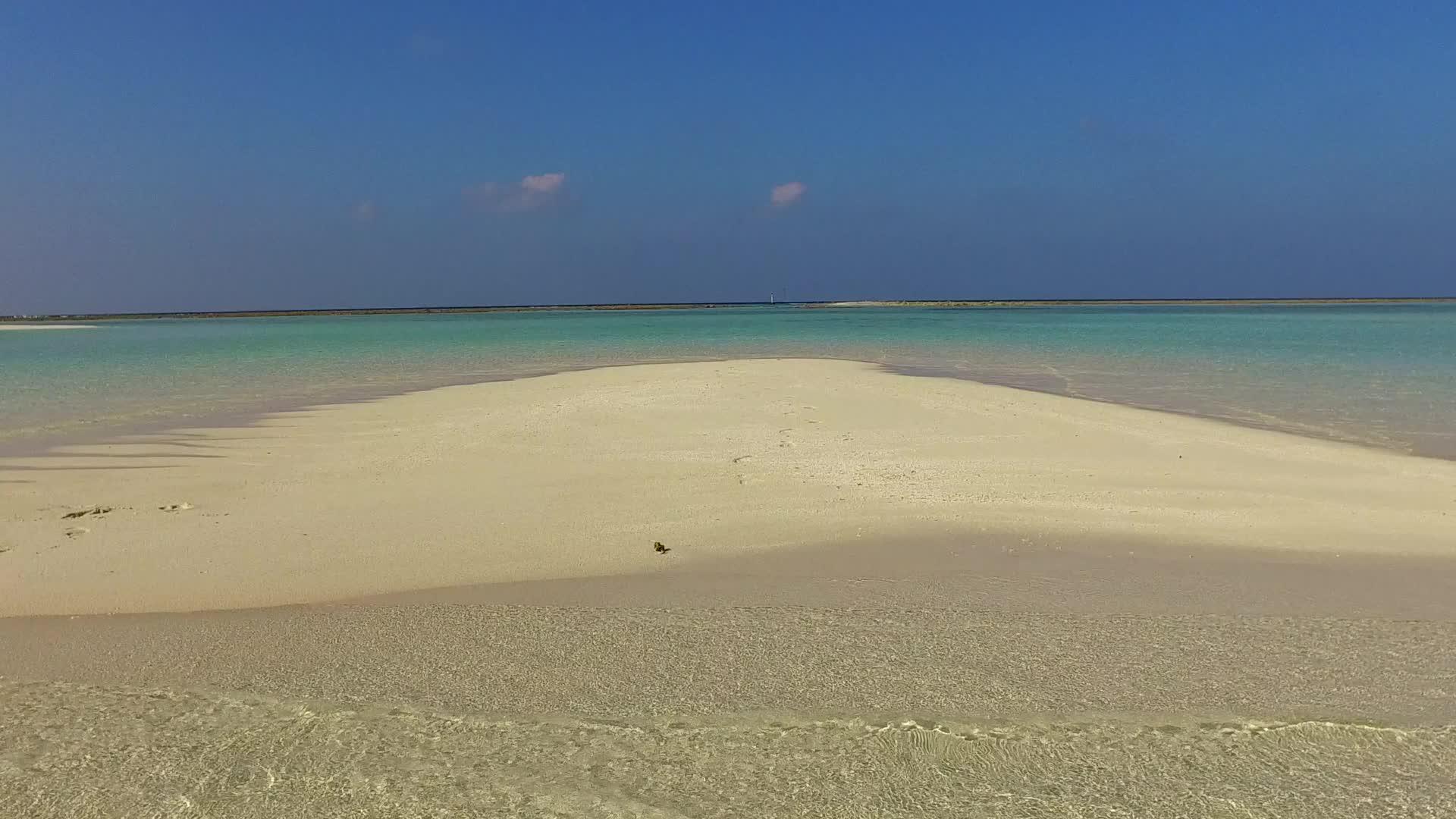 在珊瑚礁附近有白色沙子的背景视频的预览图