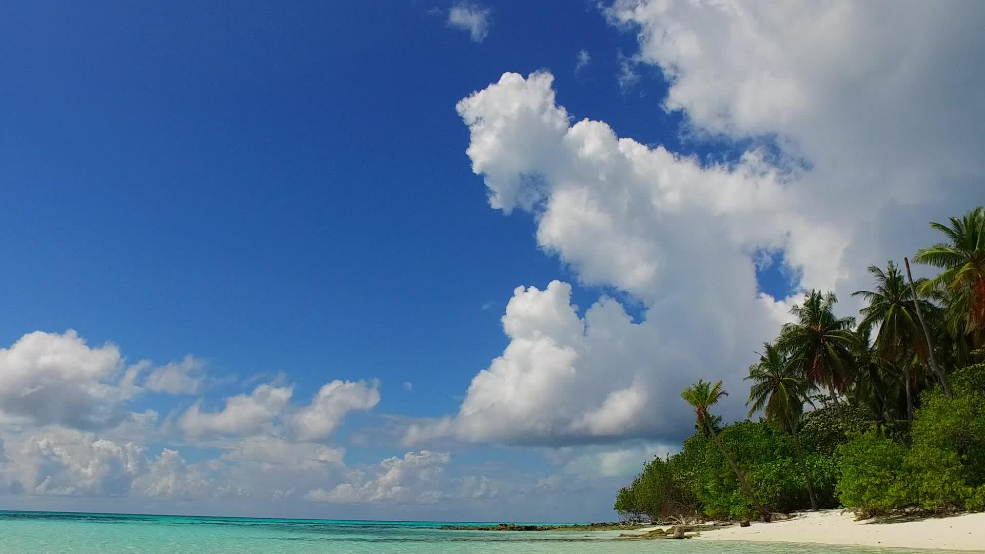 蓝色的海洋美丽的岛屿空旷的海滩白色的沙滩背景视频的预览图
