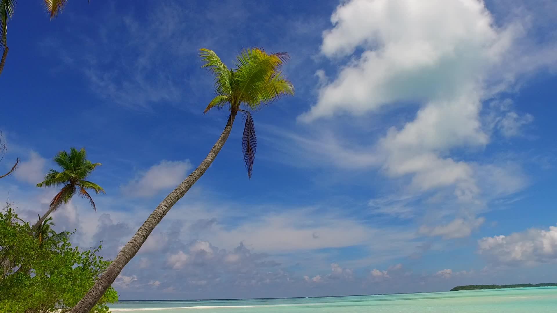 阳光明媚的美丽海滩度假日出后蓝色的水和白色的和白色的海滩视频的预览图