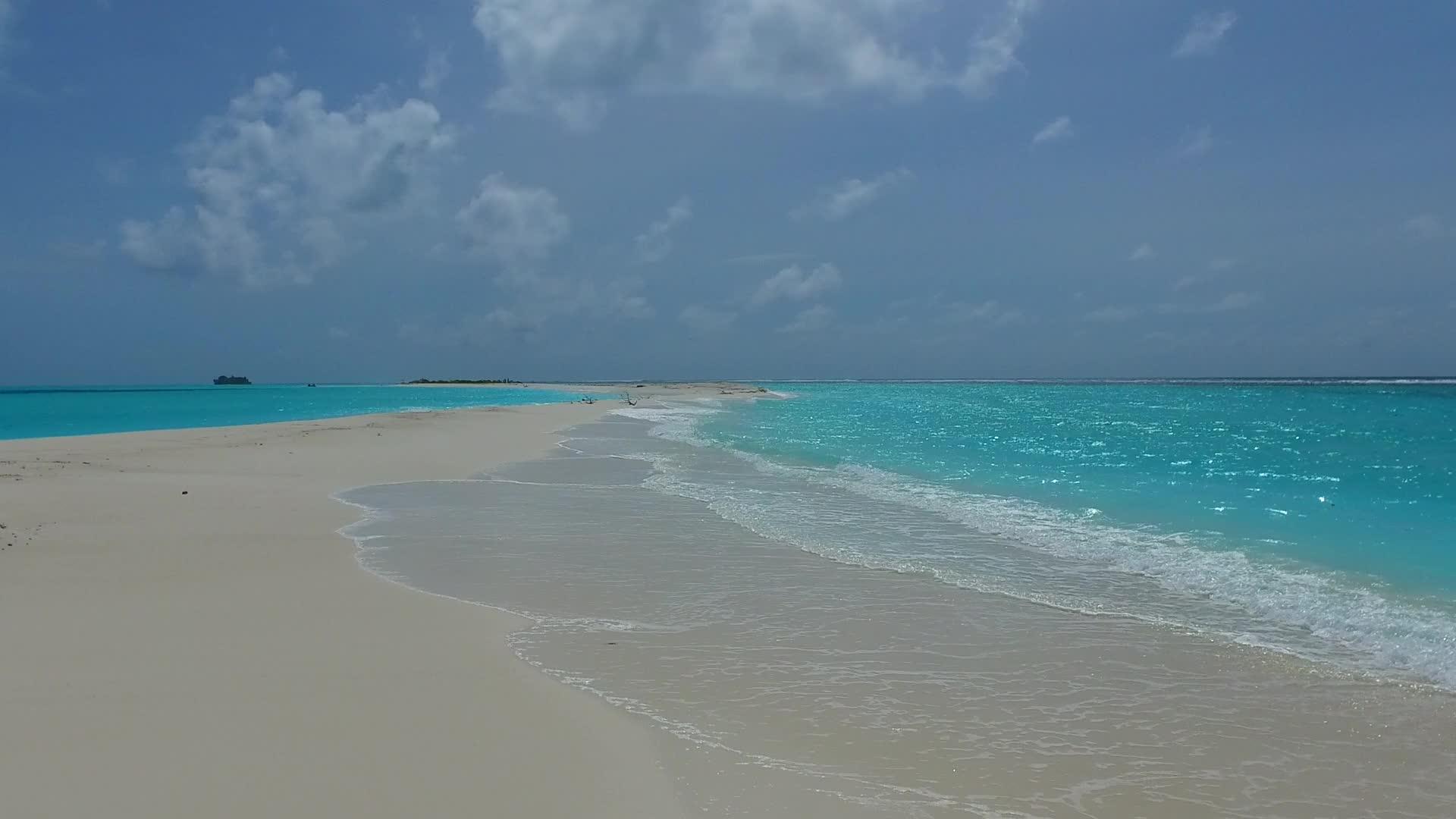 海滩附近的蓝水和白沙沙本海景海滩时间夏季旅游视频的预览图