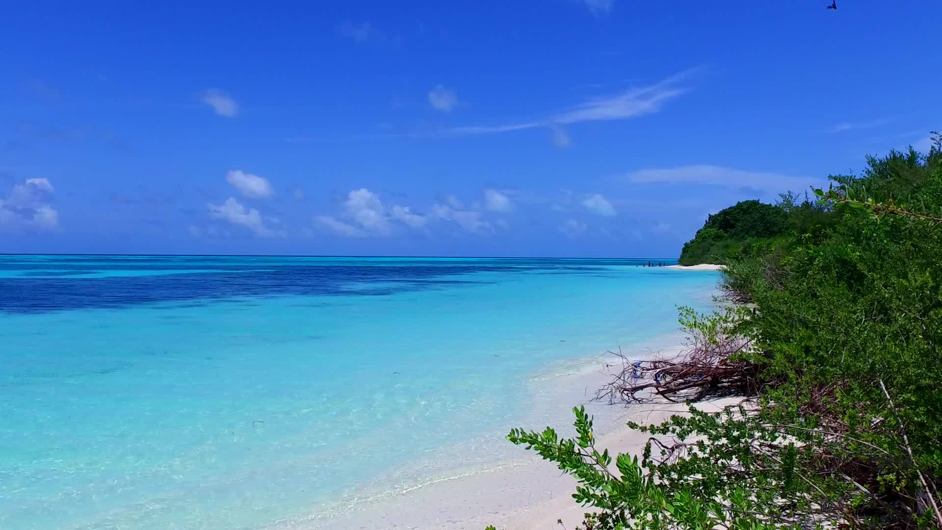 在美丽的海岸附近旅行有蓝色的绿水和白色的沙沙背景视频的预览图