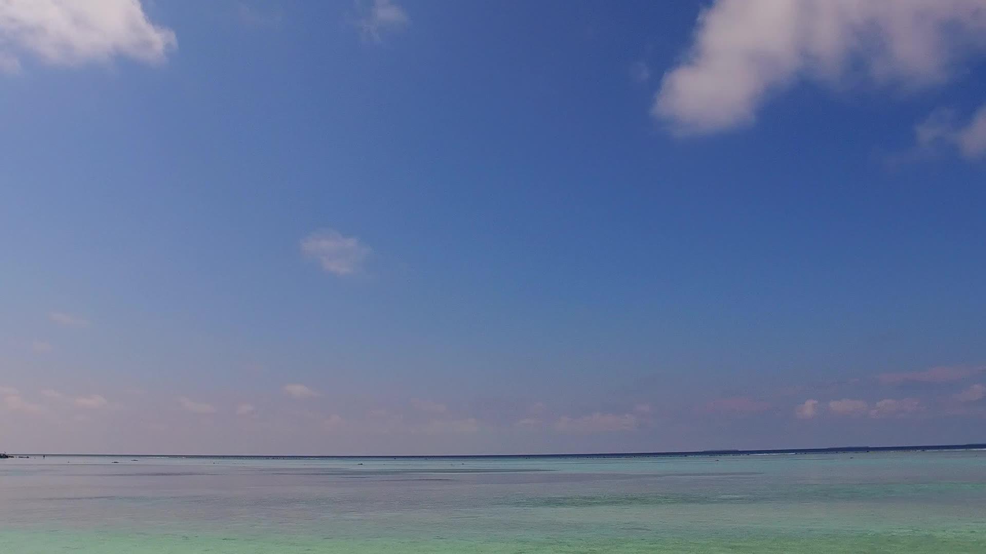 宁静的海湾海滩航行的晴朗天空在沙洲附近有一个白色的沙色背景视频的预览图