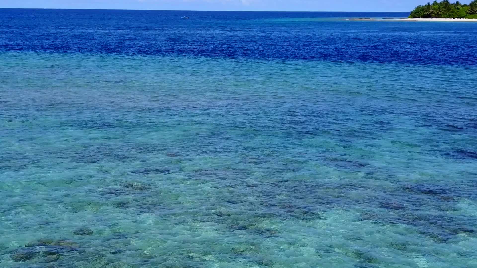 阳光明媚的度假胜地海滩探险抽象片段由蓝色海洋组成视频的预览图