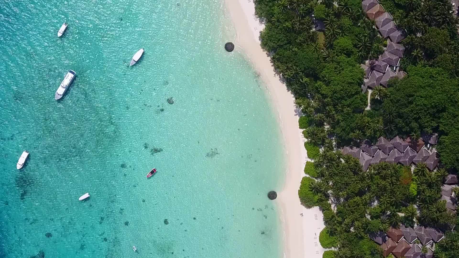 夏天环礁湖的豪华海滩穿过浅水和珊瑚礁附近干净的海滩视频的预览图