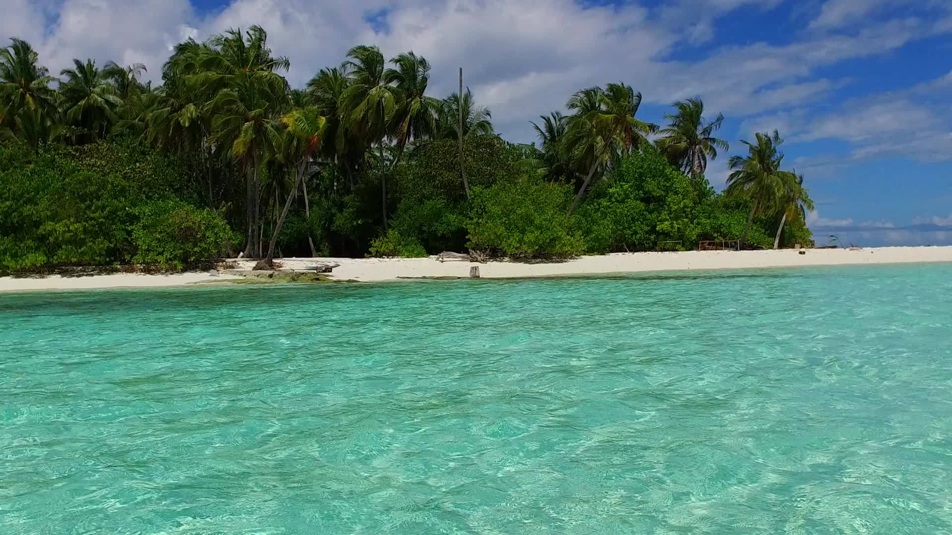 豪华岛屿海滩的浪漫全景由浅海旅行近距离冲浪有白色沙底背景视频的预览图