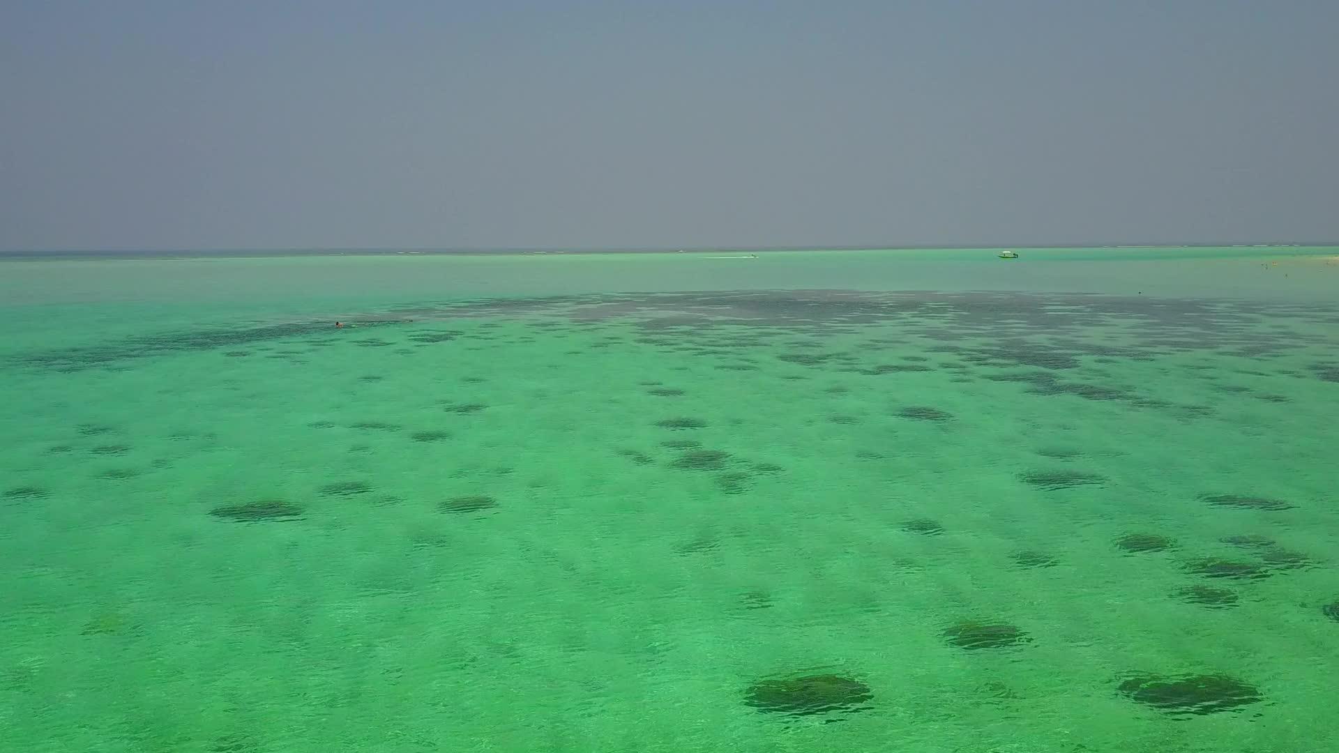 海滩附近的蓝色绿色水和白色沙滩背景的海景清空豪华海滩海滩冒险视频的预览图