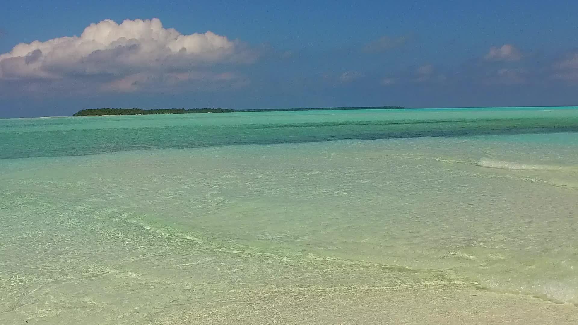 在干净的沙质背景下蓝色泻湖和沙洲附近的海景海滩时间视频的预览图