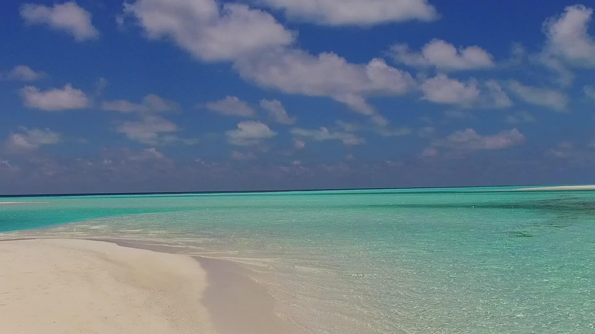 蓝色环礁湖的宁静度假胜地海滩之旅阳光明媚视频的预览图