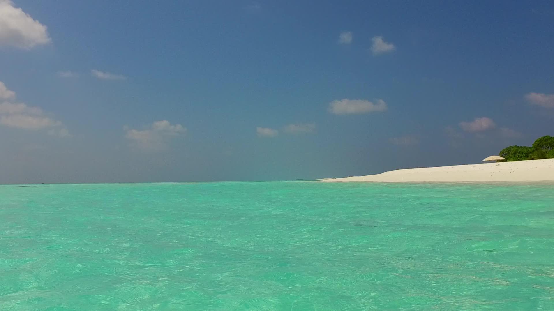 在阳光下以白沙为背景的蓝绿色海洋近距离欣赏轻松的海湾视频的预览图