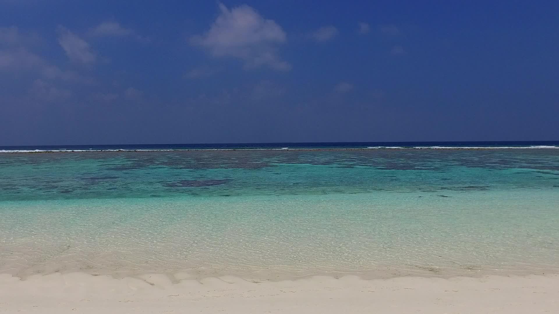 日落前蓝色的水在蓝色的海滩上以蓝色的水和白色的沙子为背景视频的预览图