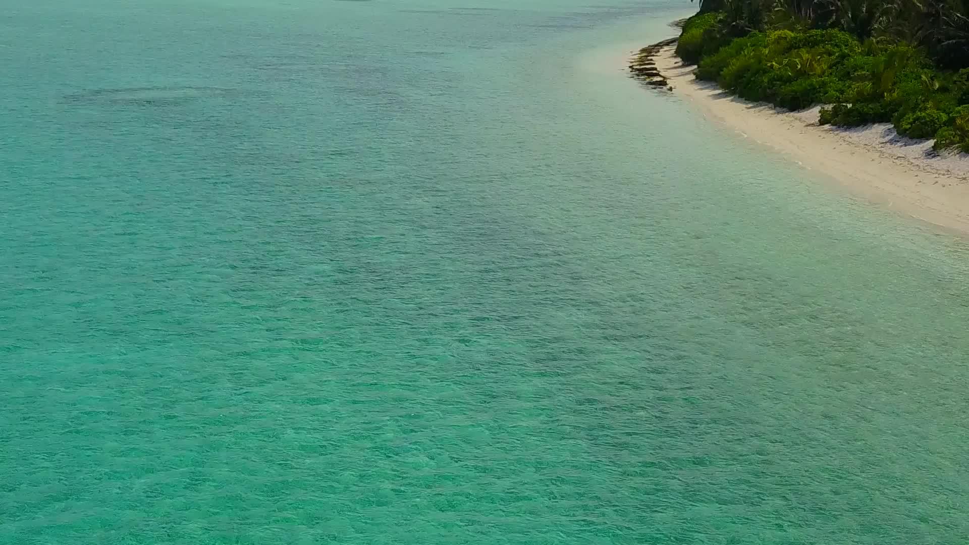 以靠近度假胜地的透明海洋清洁沙土为例视频的预览图