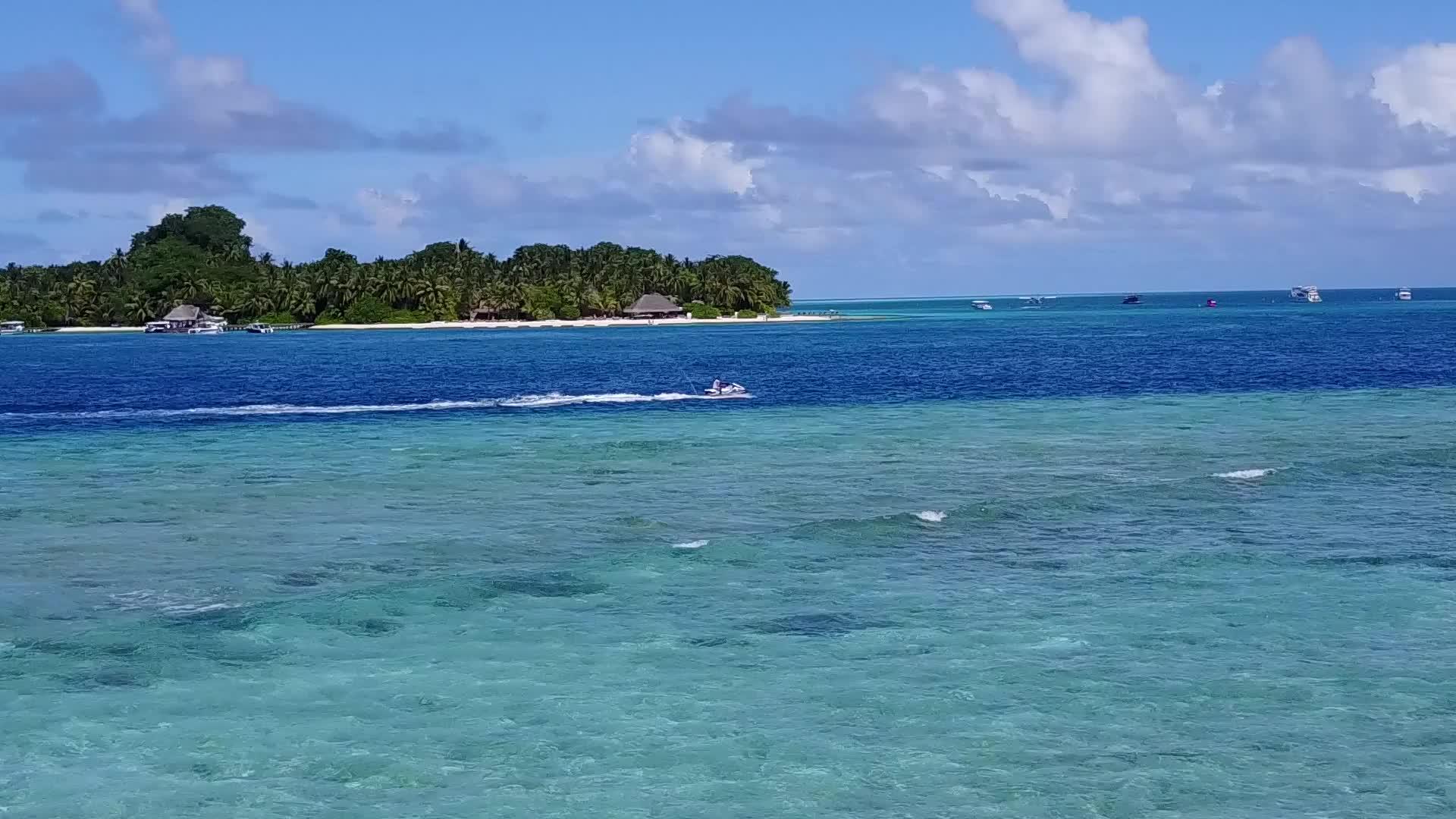 完美的度假胜地从绿色的海洋和冲浪附近的清洁海滩背景中分离出来视频的预览图