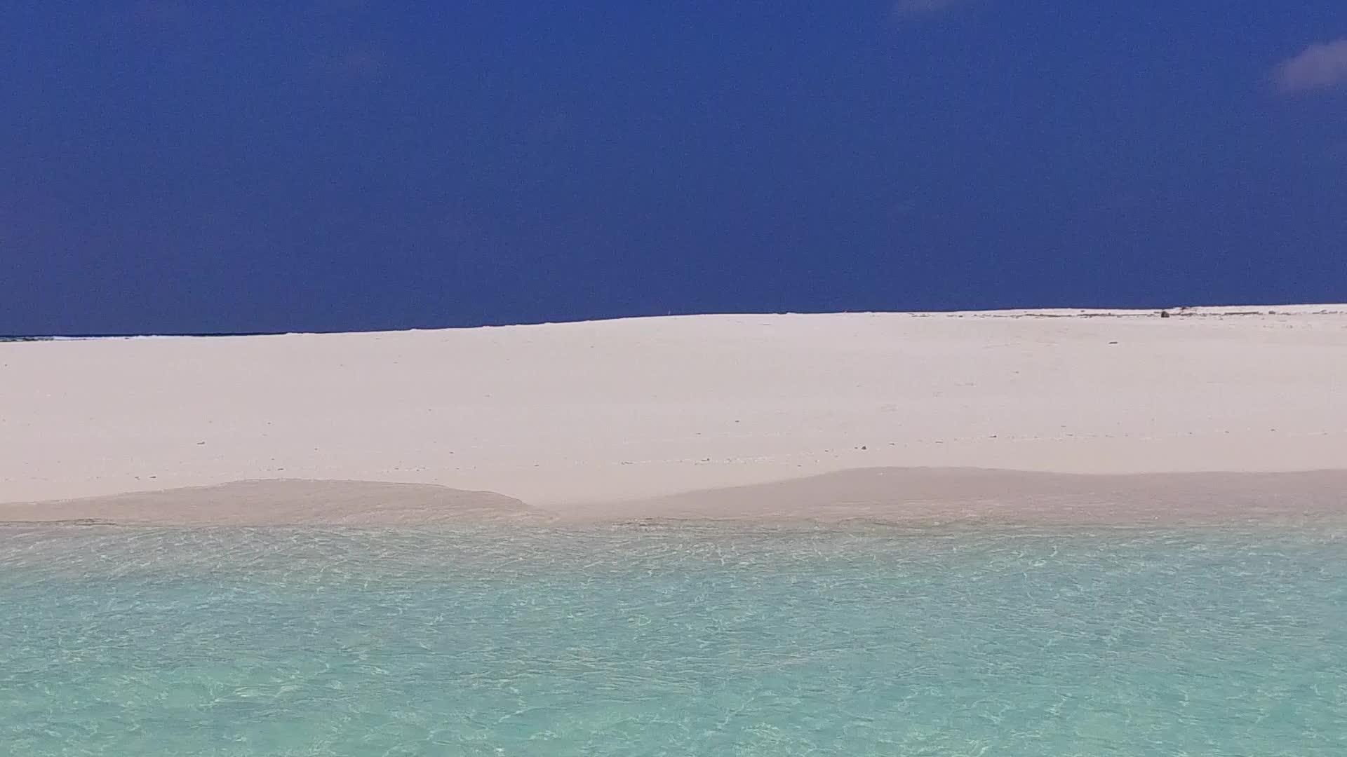 蓝色环礁湖和白色沙滩附近的旅游海滩度假旅游视频的预览图
