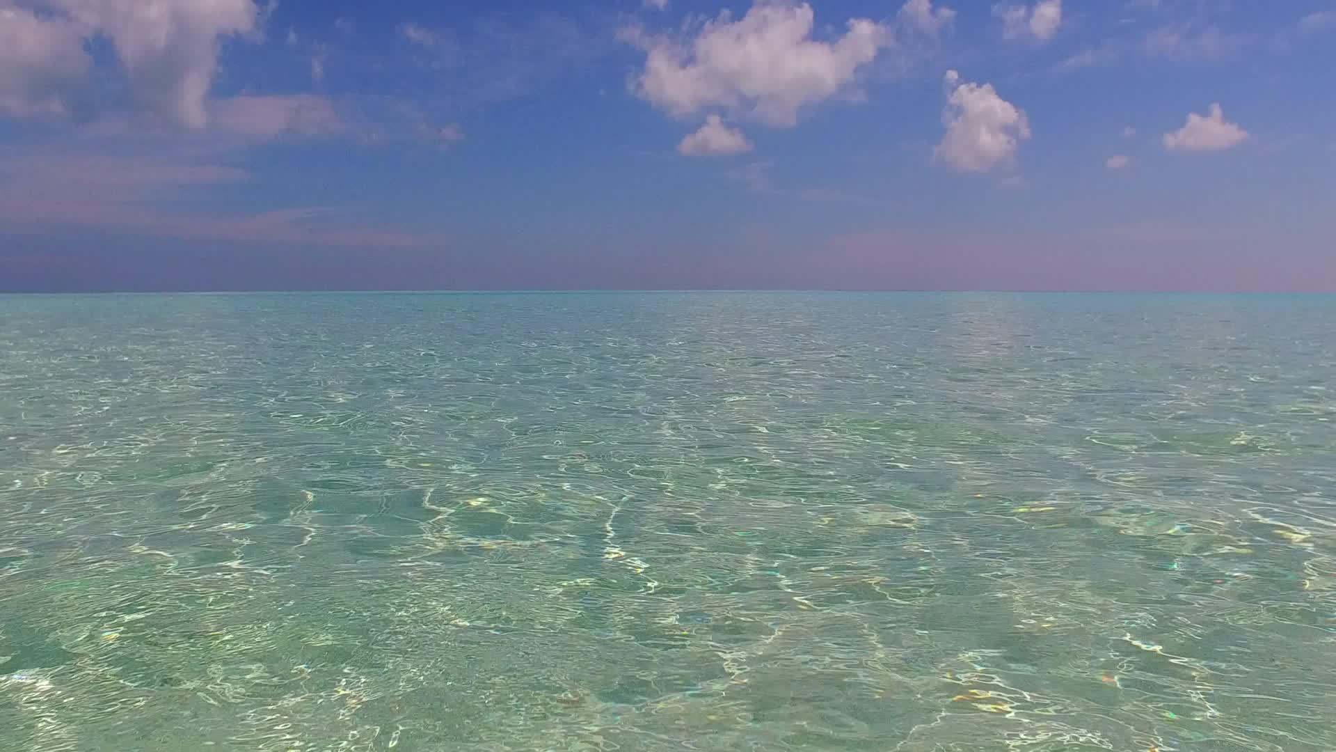 天堂岛海滩在蓝绿海和沙洲附近的白沙背景下航行视频的预览图