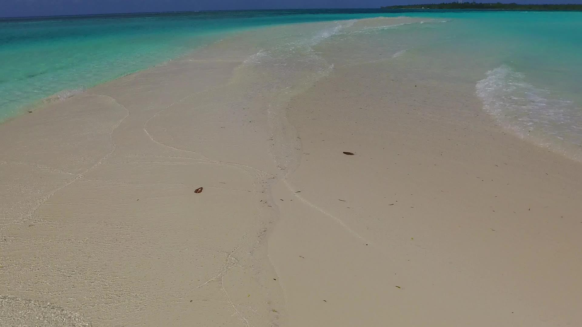 在浅海和白色沙滩的背景下在珊瑚附近探索宁静的岛屿海滩阳光明媚视频的预览图