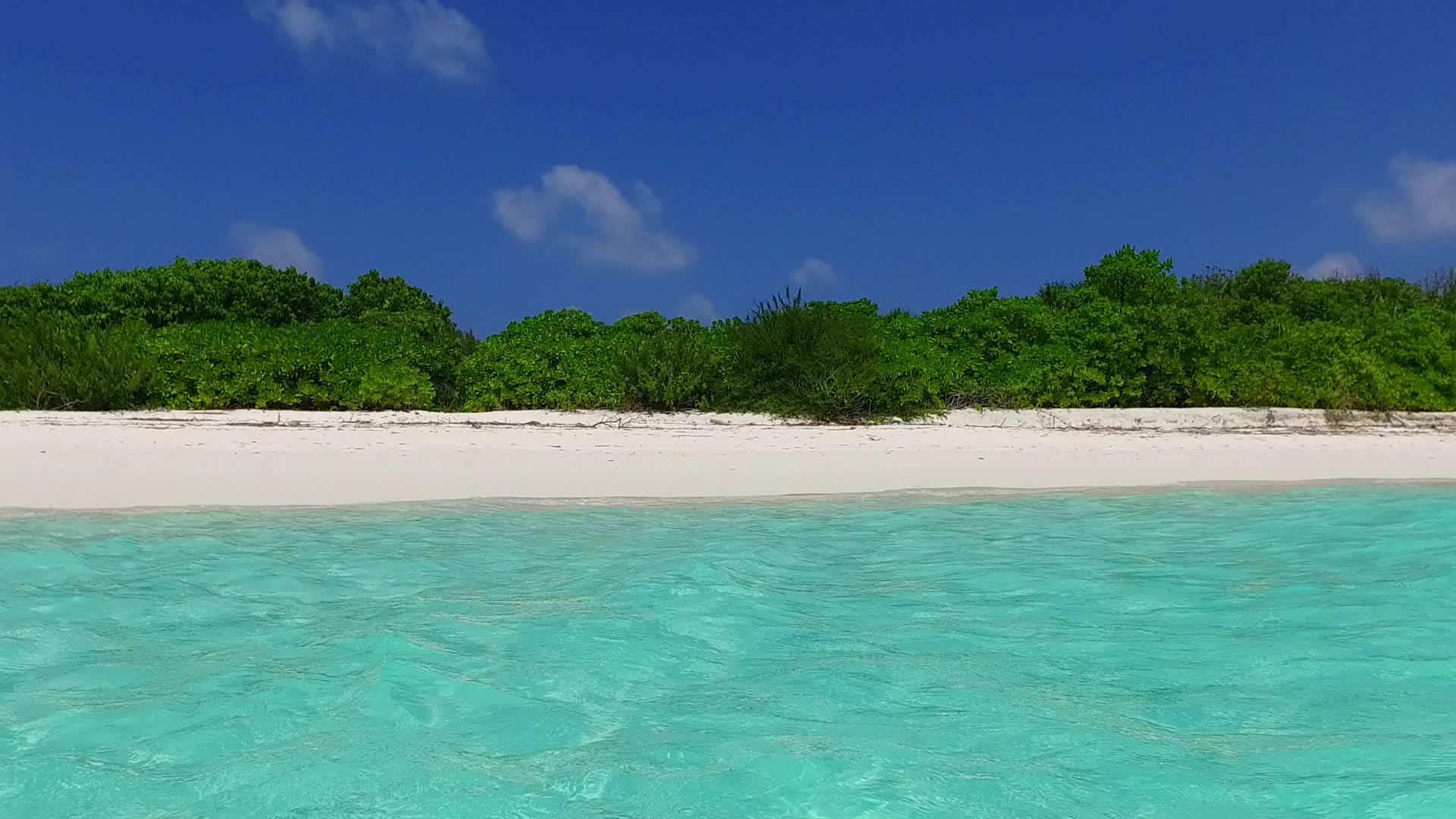 安静的环礁湖海滩时间以蓝海和日落前的白色沙滩为代表视频的预览图