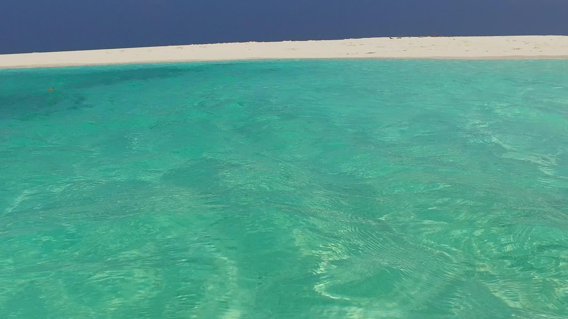 日出后白沙的背景是蓝色泻湖的外国岛屿海滩上空荡荡的天空视频的预览图