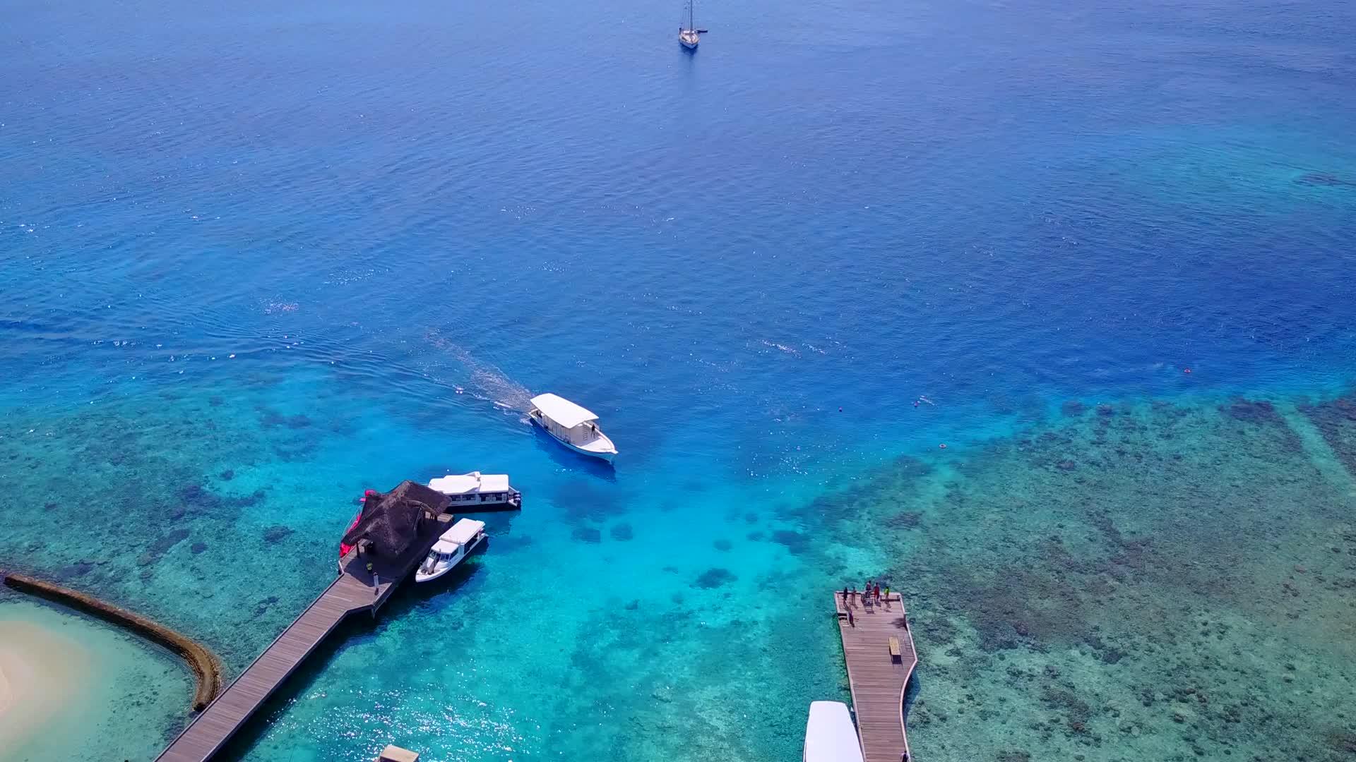 蓝色环礁湖度过了一个豪华的海滩度假海浪附近有白色的海滩视频的预览图