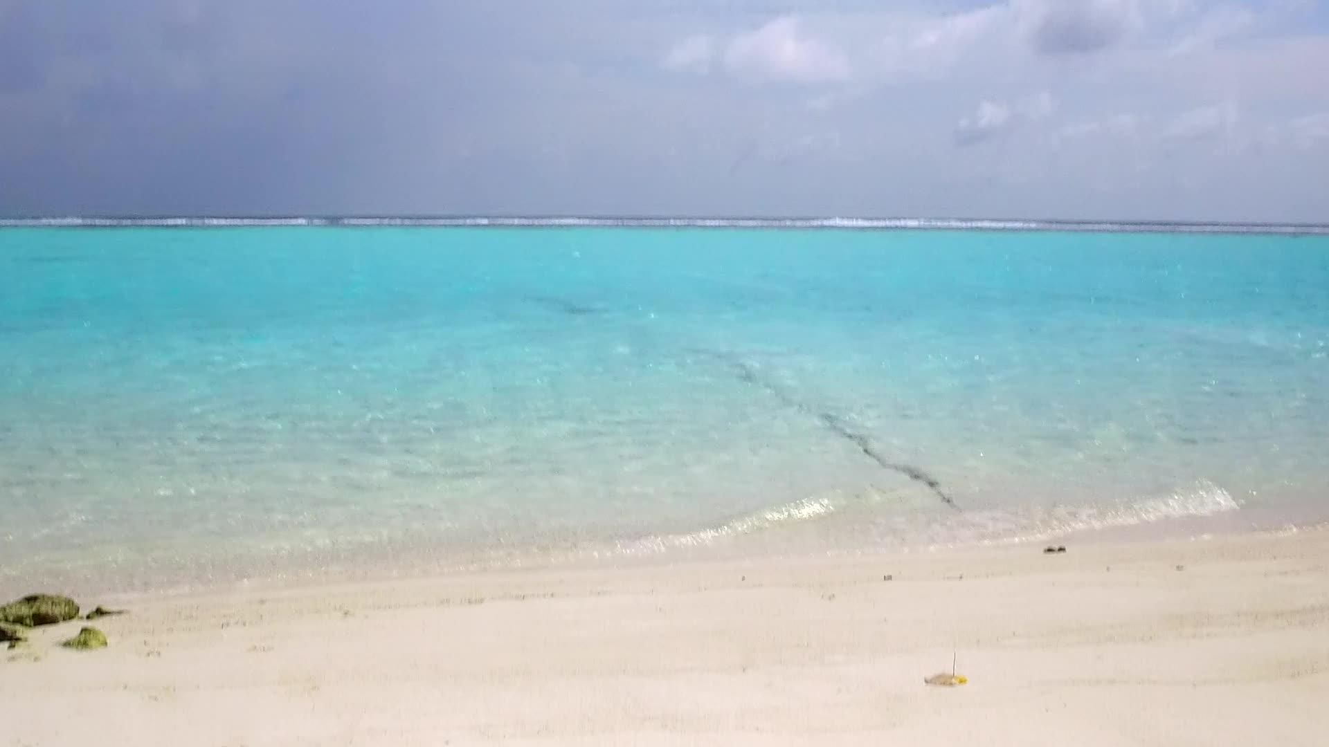 美丽的海滩生活方式通过蓝绿色的水和接近冲浪的白色海滩视频的预览图