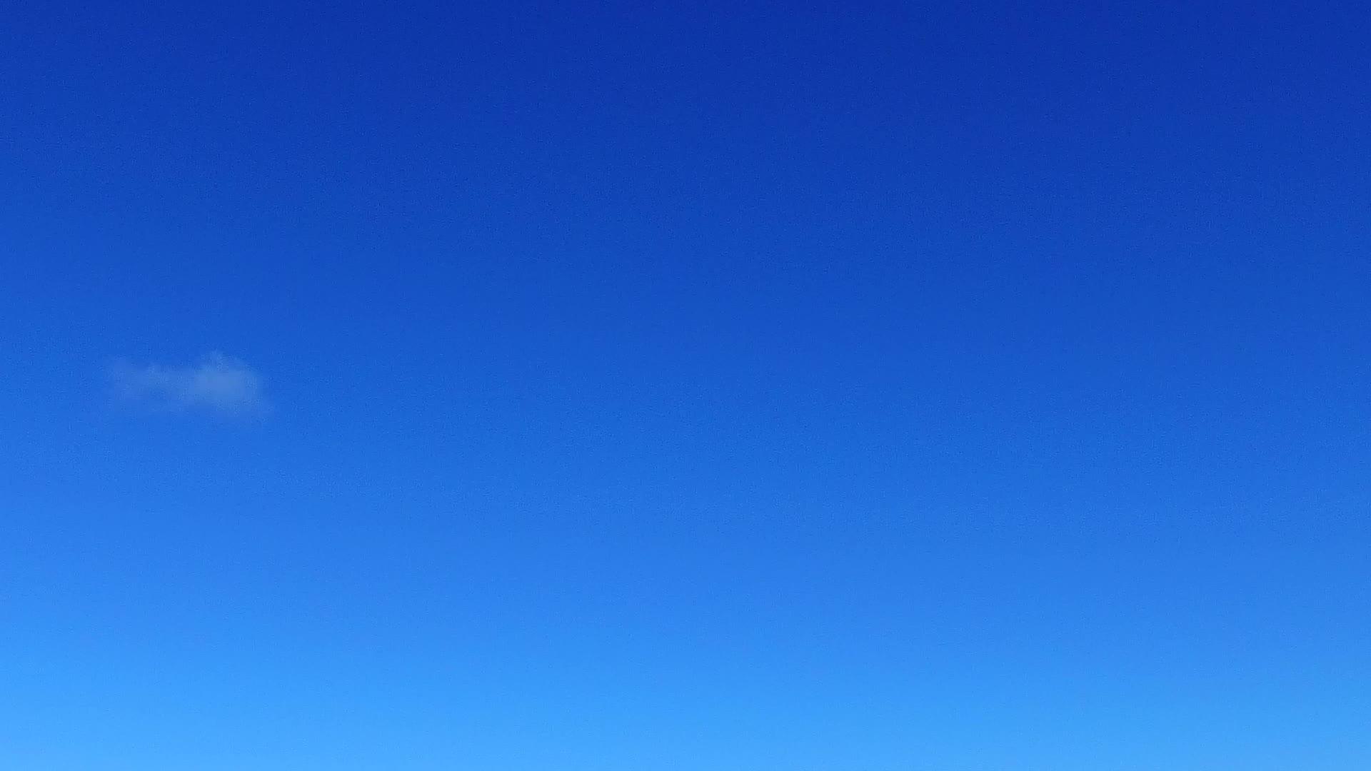 绿松石海天堂海景海滩度假村附近有明亮的沙质背景视频的预览图