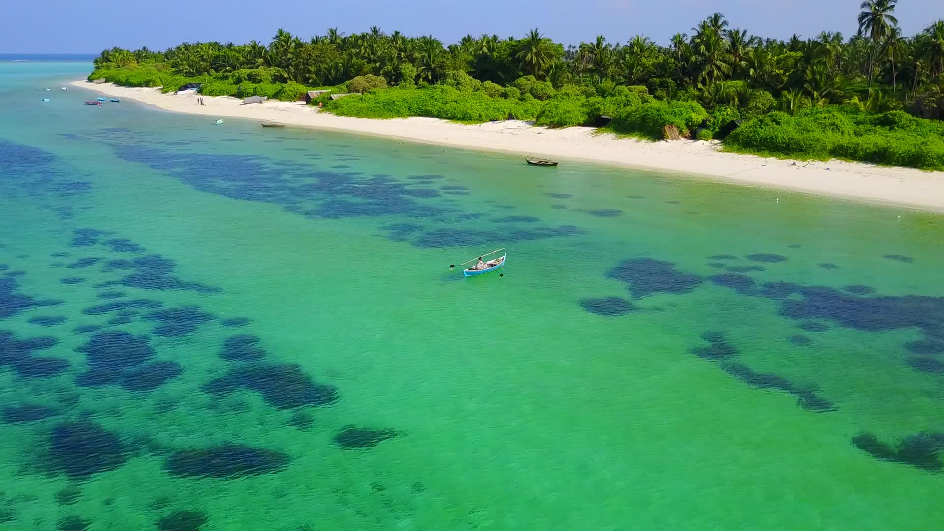 阳光明媚的天堂岛海滩在日落前全景视频的预览图