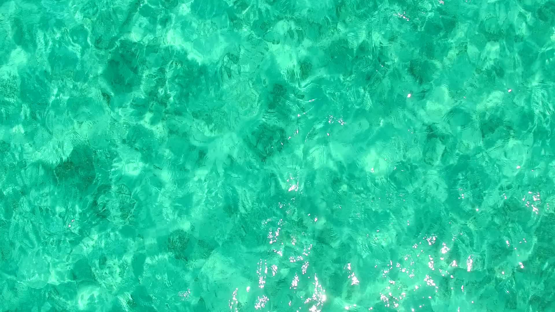 蓝色泻湖和沙洲附近干净的海滩背景视频的预览图