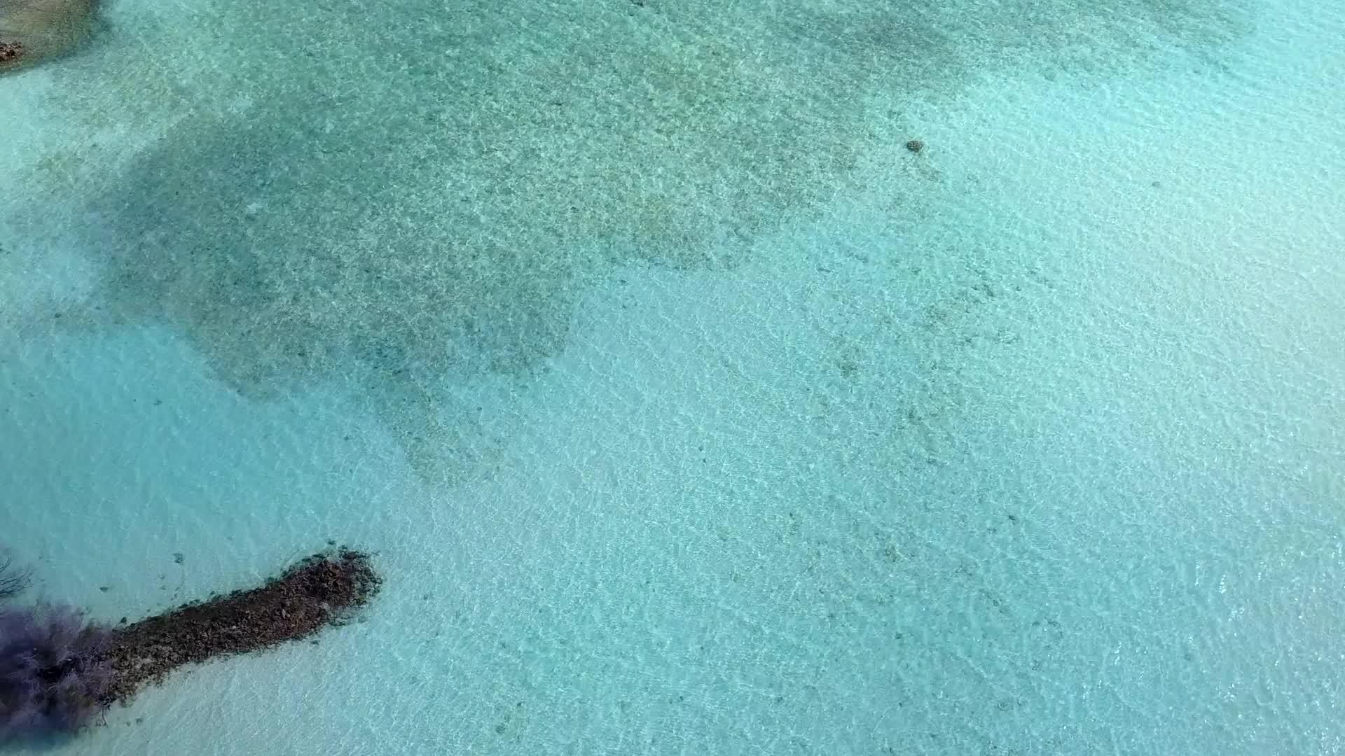 蓝绿色的水和白色的沙底白色的沙底海景度假胜地海滩生活视频的预览图