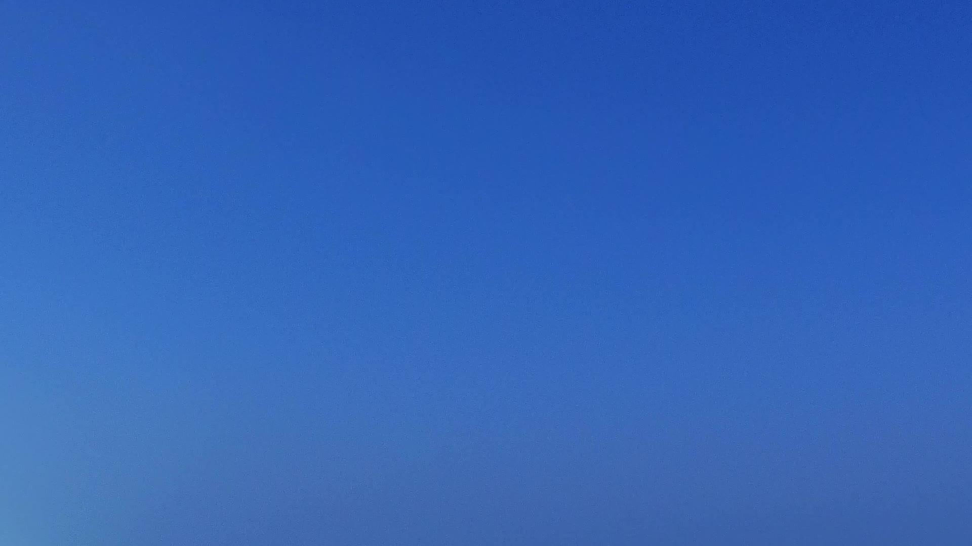 日落前白色沙滩背景的蓝色海洋冲破了阳光明媚的岛屿海滩风景视频的预览图