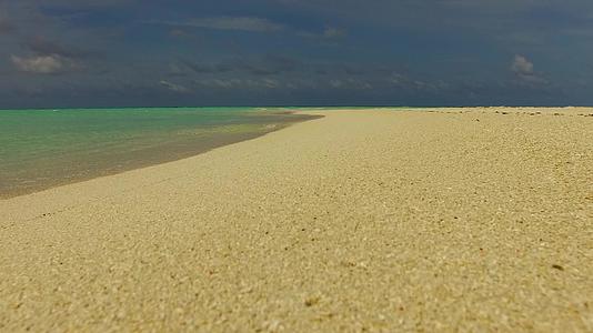 日落前白沙背景的蓝色海滩探险视频的预览图