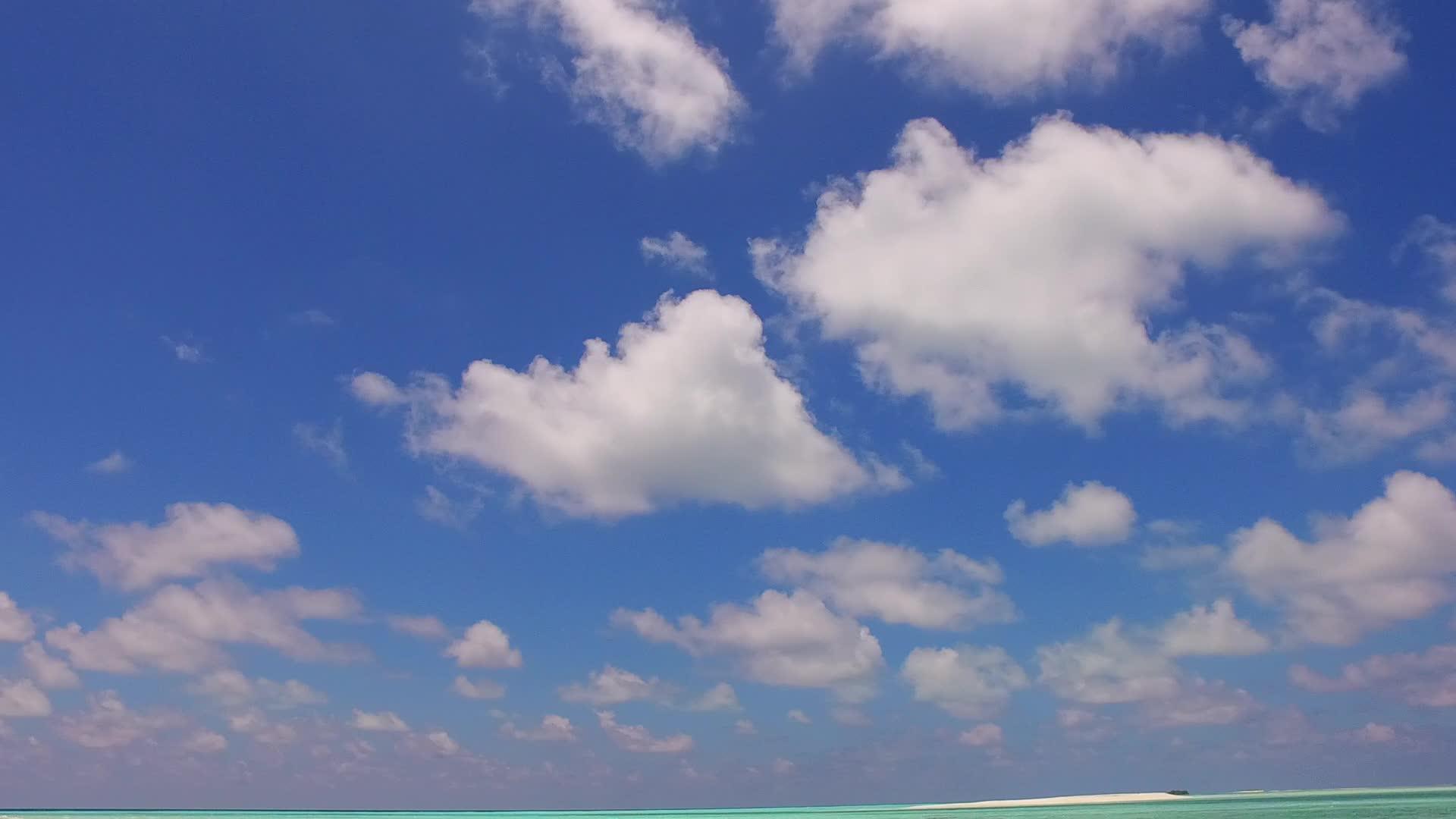 清澈的环礁湖和棕榈树附近的白沙本封闭了宁静的海岸视频的预览图