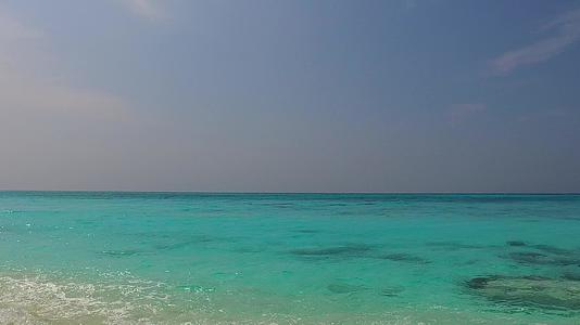 蓝色环礁湖和白色沙滩生活在蓝色环礁湖和白色沙滩上视频的预览图
