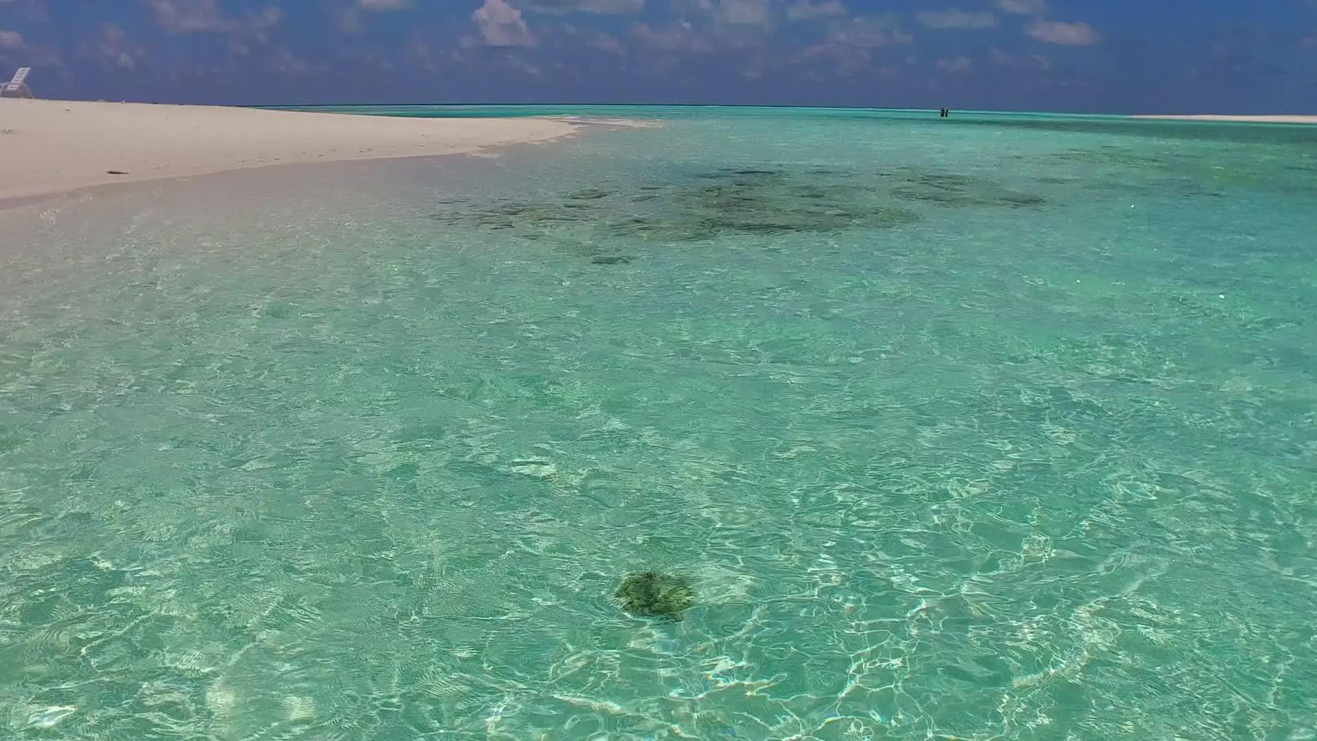 蓝水打破了热带泻湖海滩度假胜地附近有一个白色的沙沙背景视频的预览图