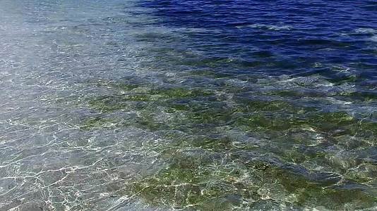 蓝海和靠近度假胜地的白沙底背景打破了宁静的海岸视频的预览图