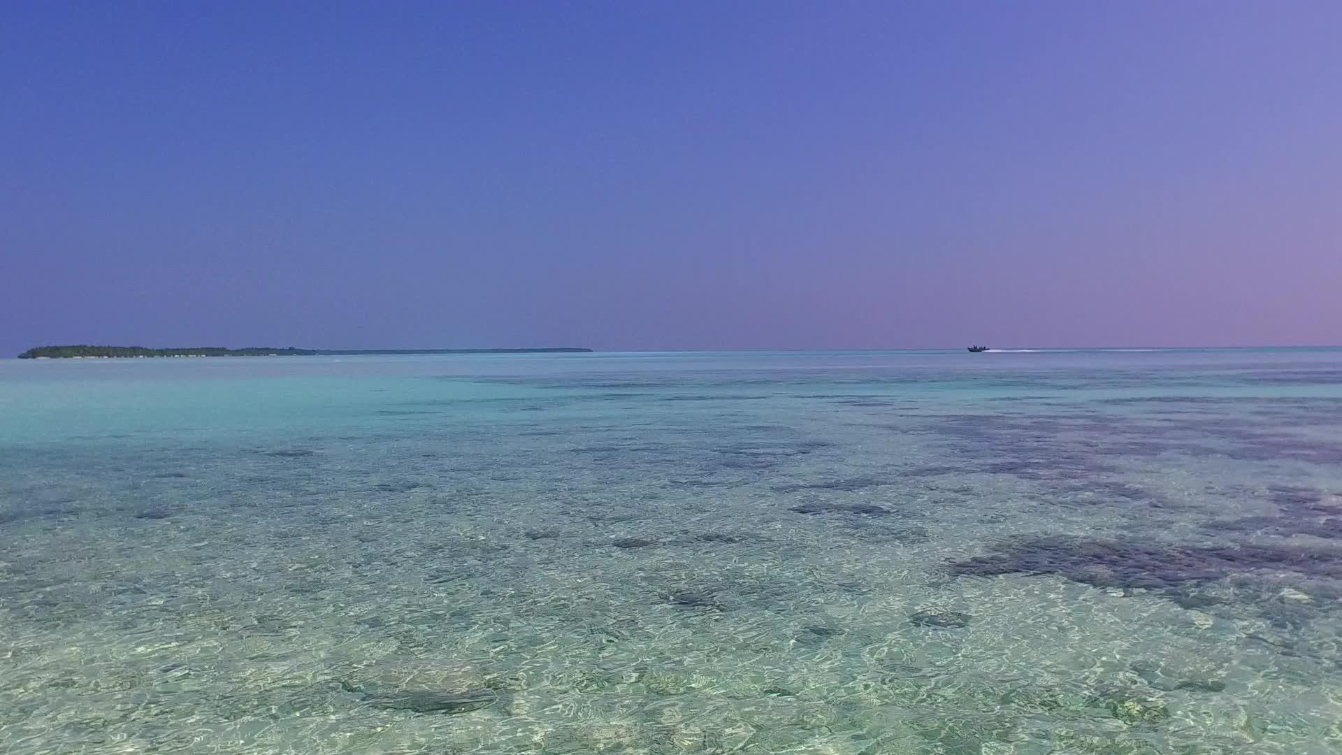 奇异度假胜地海滩温暖的海景在沙巴附近经过清海视频的预览图