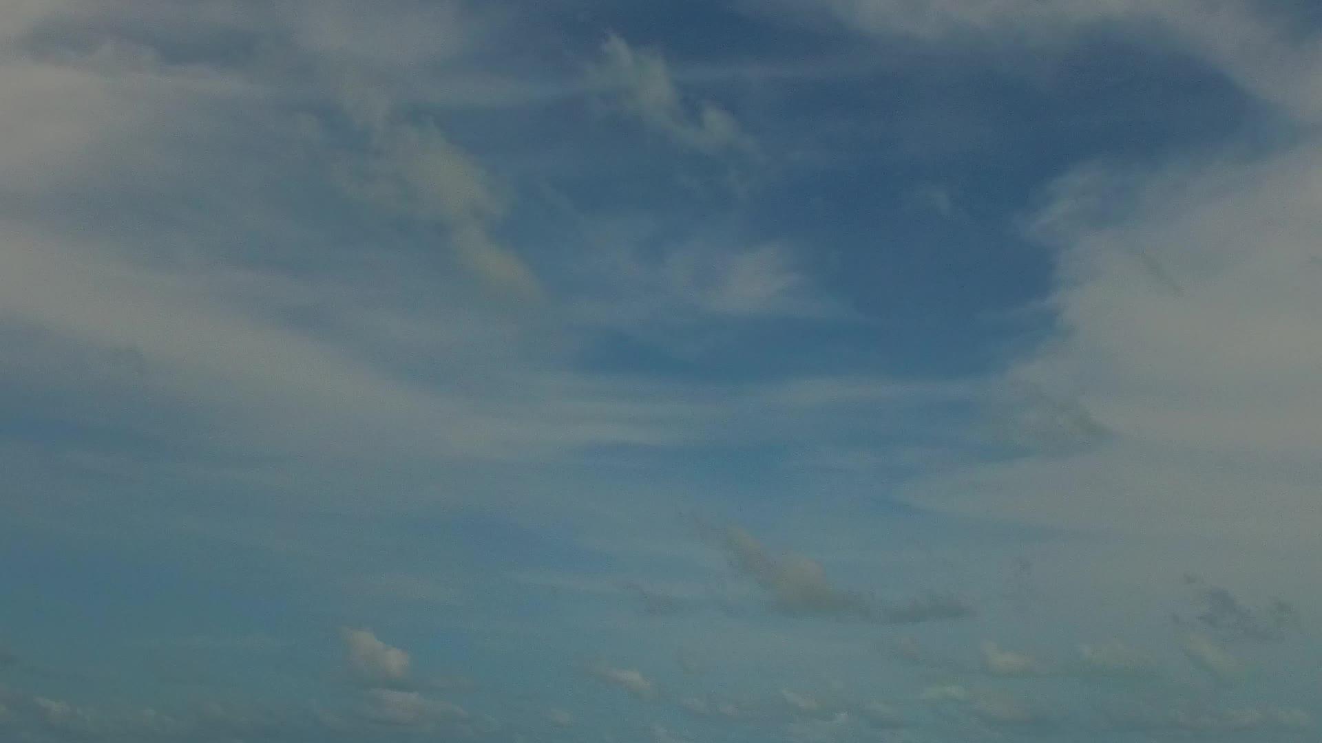 蓝色的海洋和沙巴附近的白色海滩背景的阳光使沿海的海滩变得明亮视频的预览图