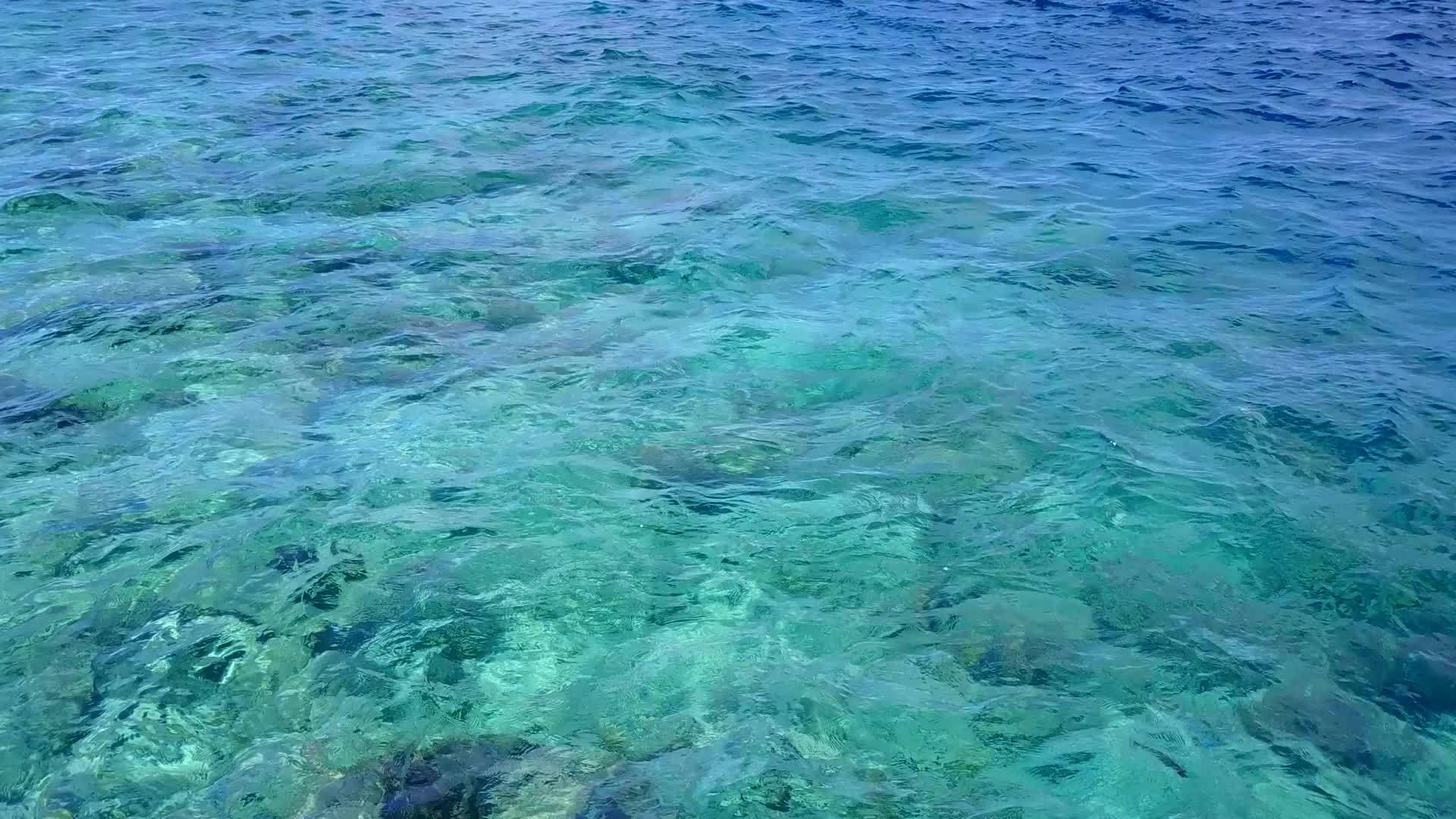 异国情调的海岸海滩阳光明媚的海景被暗礁附近的白色沙质所吸引视频的预览图