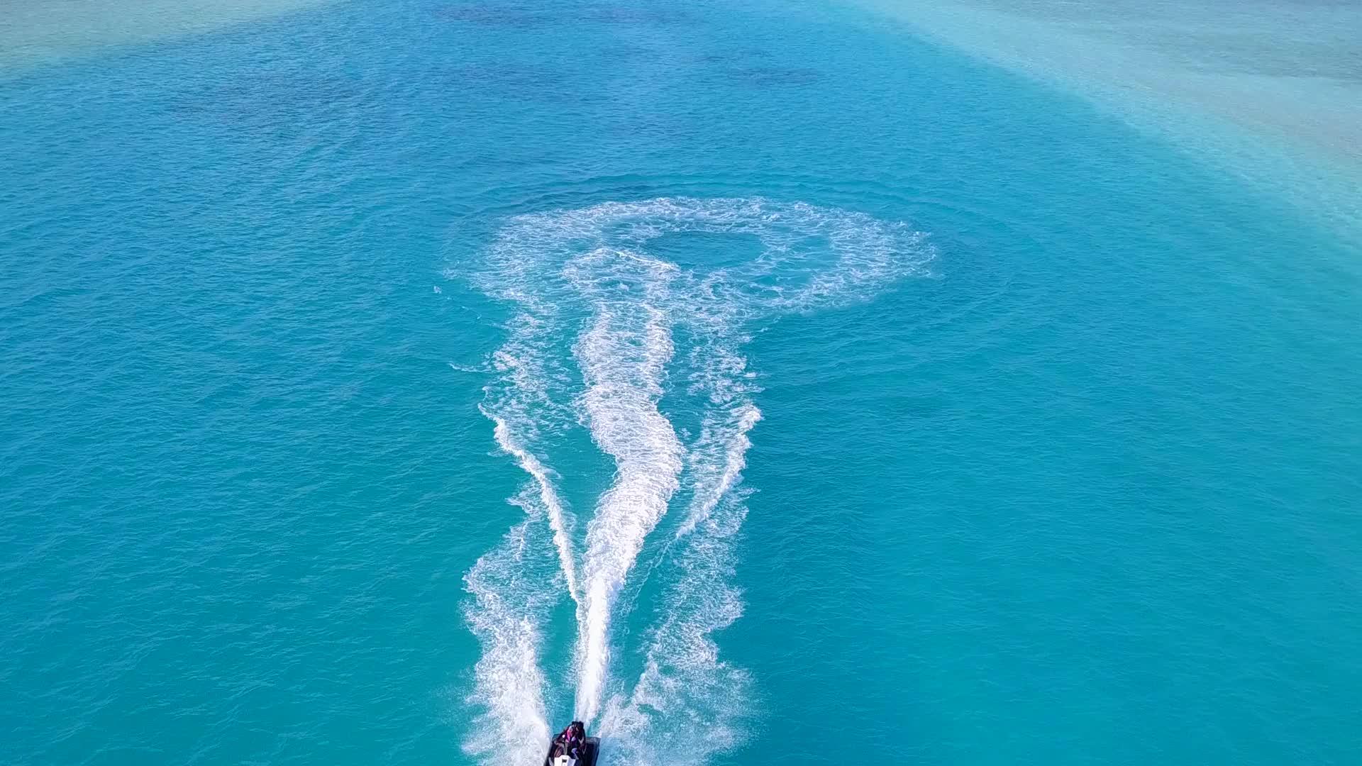 阳光明媚的热带度假胜地有蓝色的海和白色的沙沙视频的预览图
