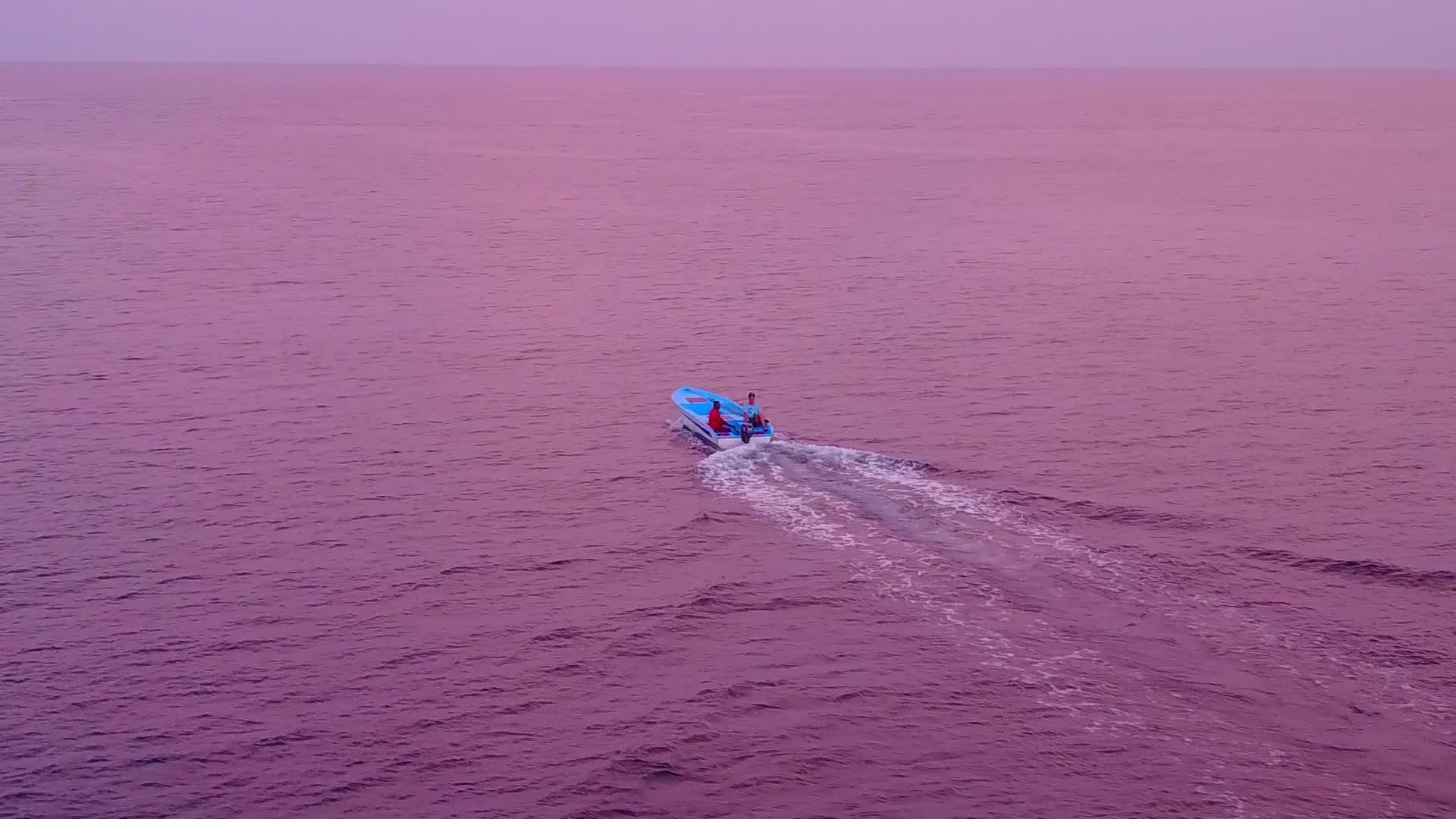 日落前绿水和白沙的背景经过黄昏前白色沙滩的温暖旅行视频的预览图