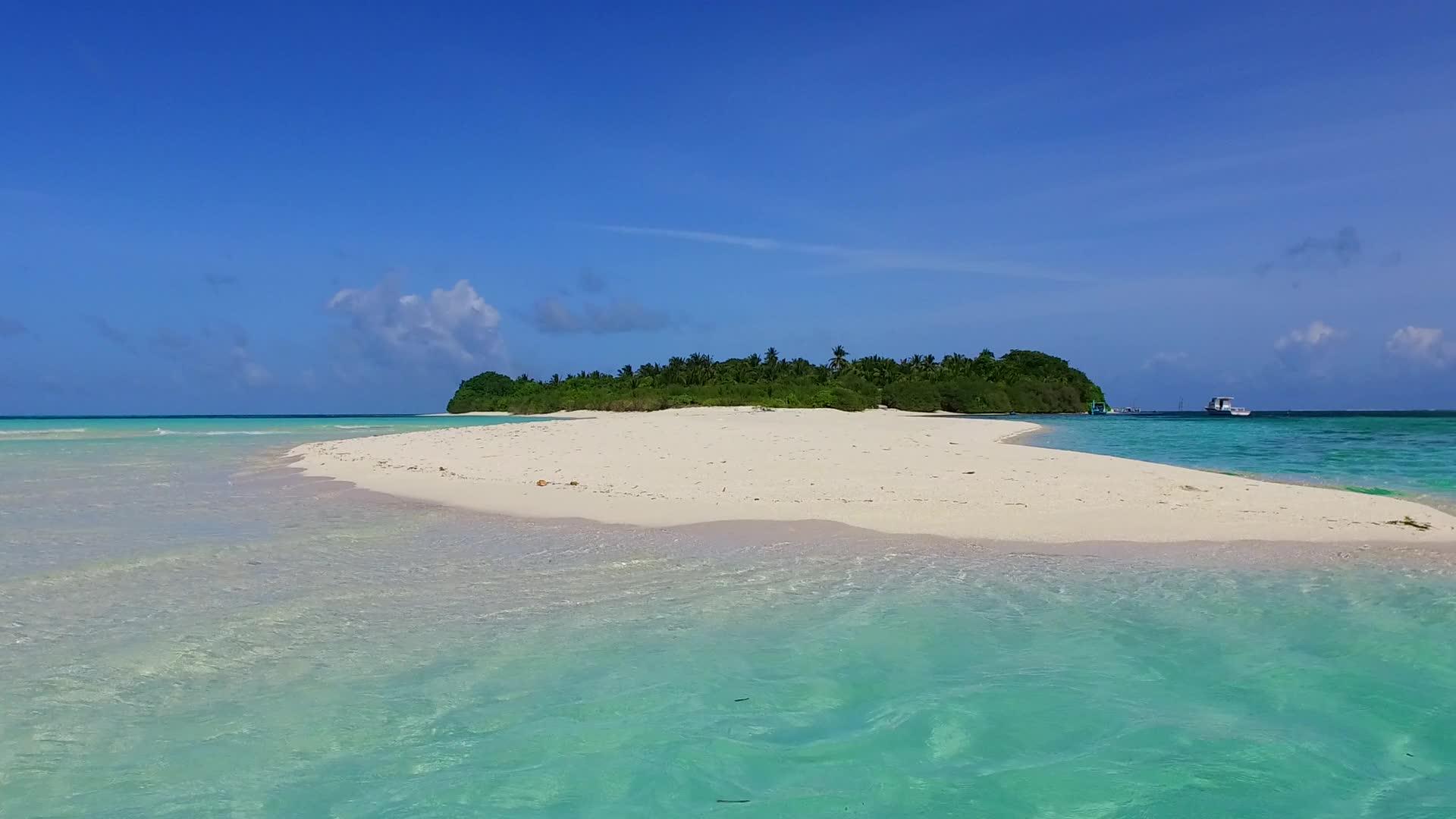 热带海洋观赏浪漫的海滩之旅蓝海和靠近珊瑚礁的白色视频的预览图