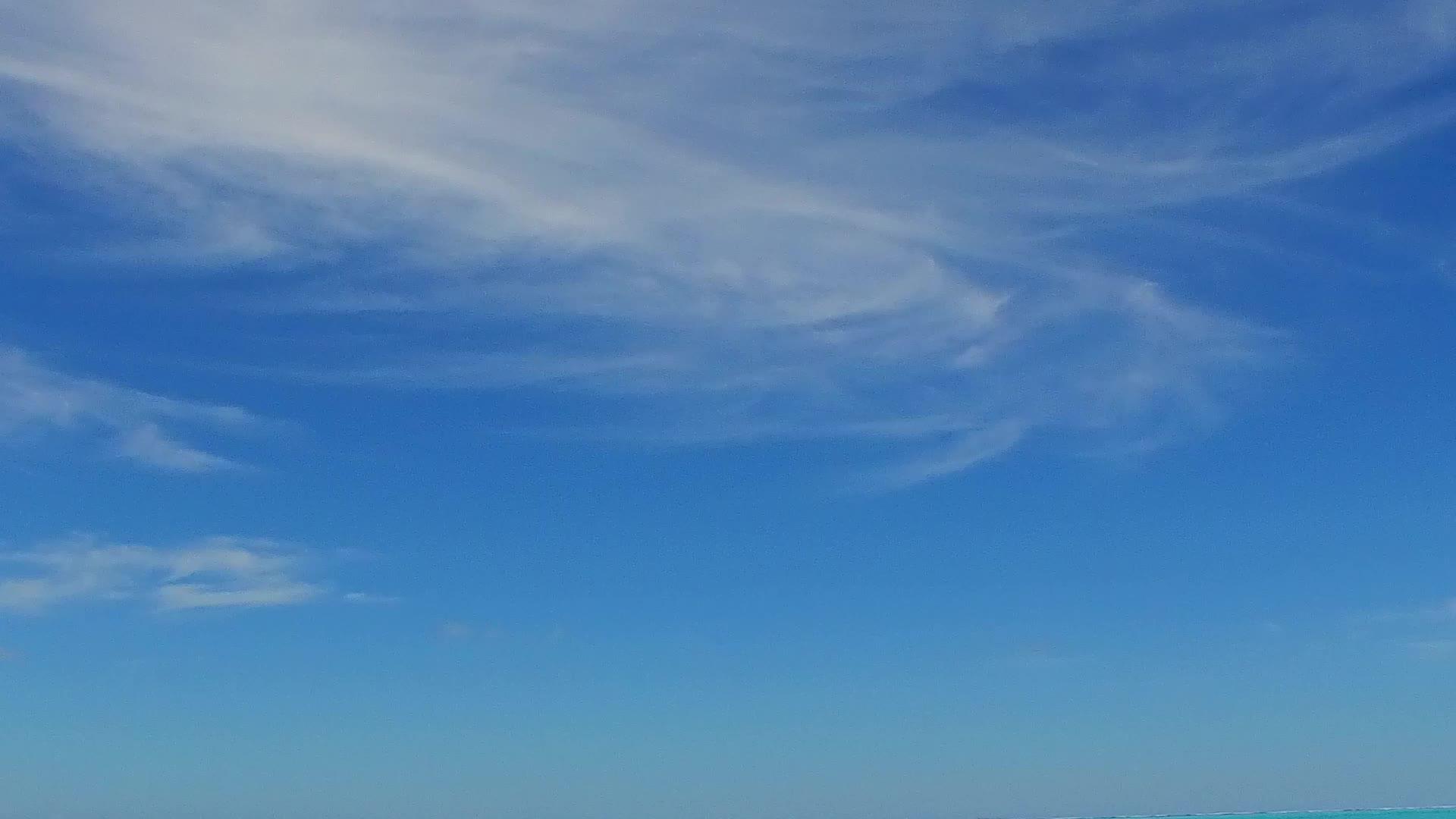蓝色的大海和白色的沙沙背景在珊瑚礁附近有一个美丽的海湾海滩断裂视频的预览图