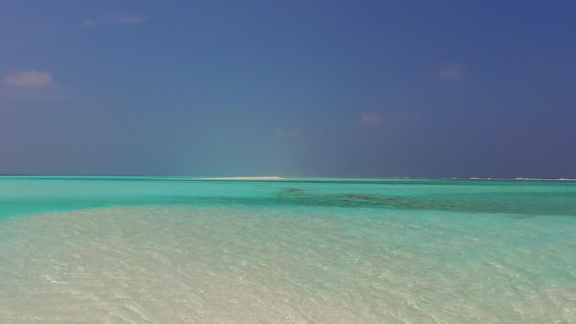 阳光明媚的天堂海滨海滩探险旅行由环礁附近的松绿环礁组成视频的预览图