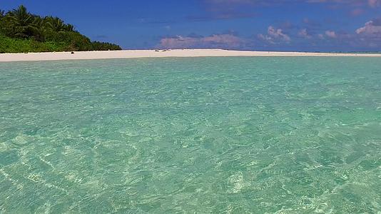 美丽的岛屿海滩航行浪漫的天空蓝色的大海和附近的冲浪视频的预览图