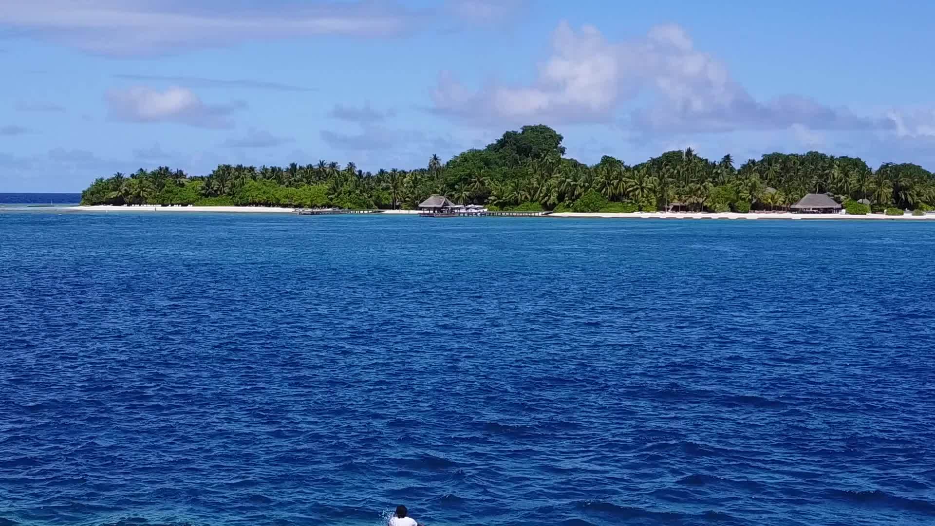 蓝绿色的大海和接近冲浪的白色海滩背景完美的海湾海滩冒险视频的预览图